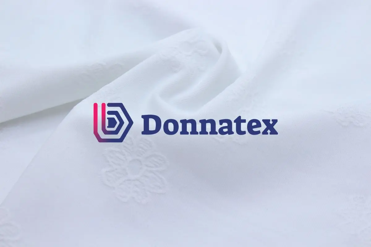 Muestras de telas producidas por Donnatex con diferentes colores y texturas